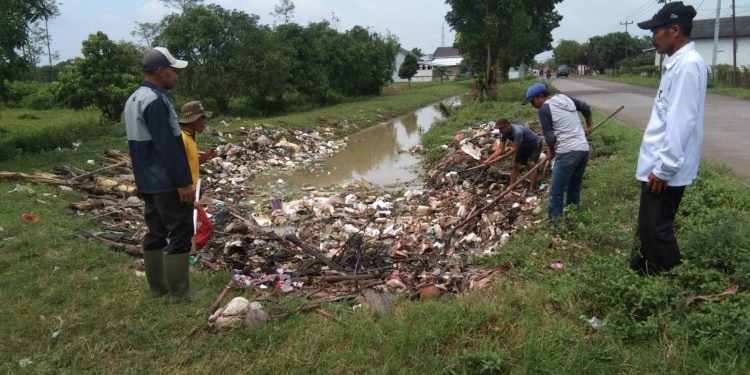 Perangkat Desa Wirapanjunan Bergotong Royong Bersihkan Sampah