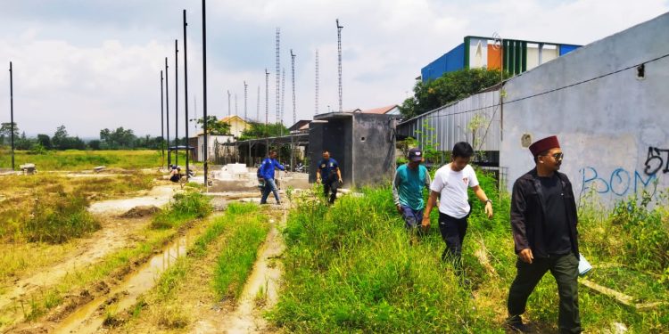 Banyak Bangunan Liar Berdiri, Satpol PP Kecamatan Lemahabang Lakukan Pendataan