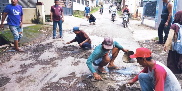 Kuwu H. Lili Rogoh Kantong Pribadi Bersama Swadaya Masyarakat Perbaiki Jalan Rusak