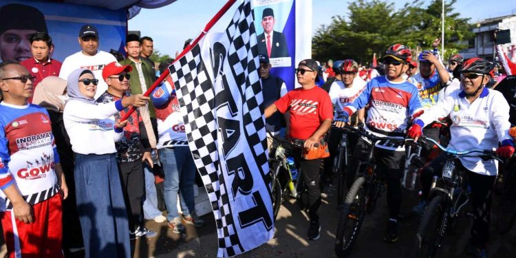 Semarak HUT Perumdam Tirta Darma Ayu ke-3, Ribuan Pesepeda di Indramayu Ikuti Gowes JATIAYU