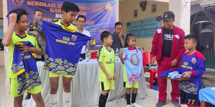 Penyerahan Jersey Motivasi Anak di SSB Garuda Jaya Bersama LBH Pancaran Hati