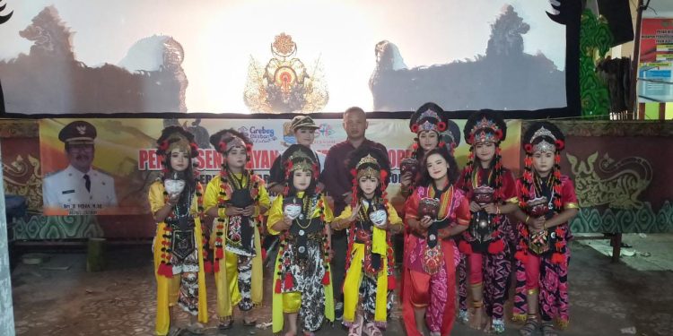 Hut Ke 541 Kabupaten Cirebon.Disbudpar Gelar Pentas Seni Wayang Kulit dan Tari Topeng di Balai Desa Bodesari Plumbon.
