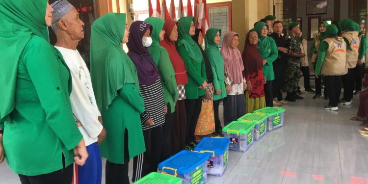 Ulang Tahun 77 Persit Kartika Chandra Kirana Bagi-bagi Sembako di Desa Playangan