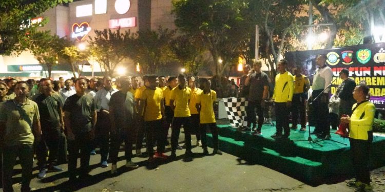 Ratusan Mayarakat Cirebon mengikuti Run Fun Night bersama Danrem 063/Sunan Gunung Jati