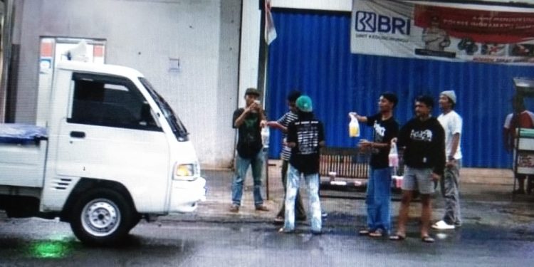 Ramadhan 1444 H, Karang Taruna Desa Gabuswetan Bagikan Takjil