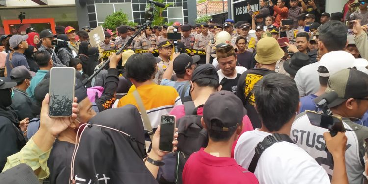 Simpanan tidak Bisa Diambil, Nasabah Geruduk BPR KR Indramayu