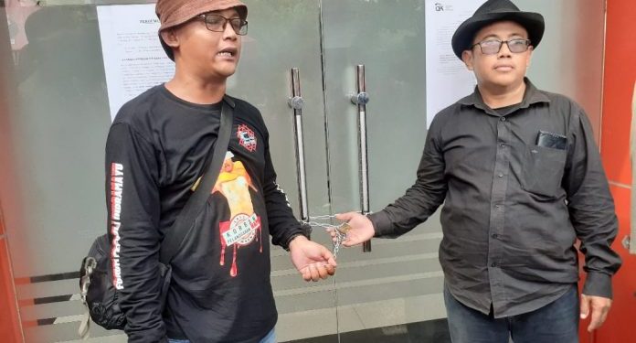 Kecewa, Nasabah Segel Kantor BPR KR Indramayu
