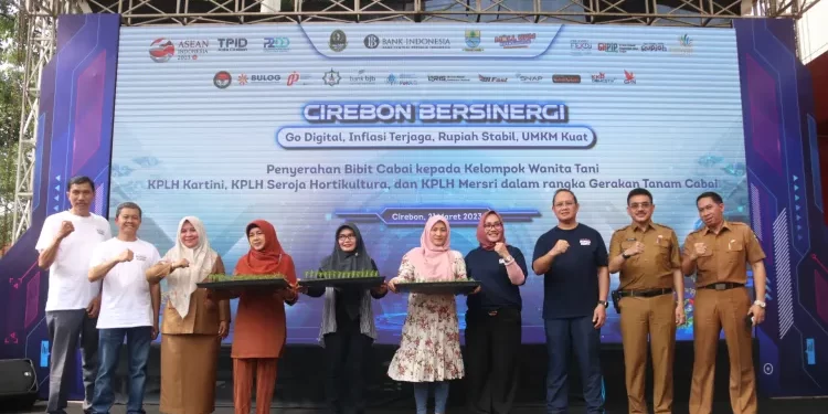 Kendalikan Inflasi DKUKMPP, DKIS dan KPw BI Cirebon Gelar Operasi Pasar Murah