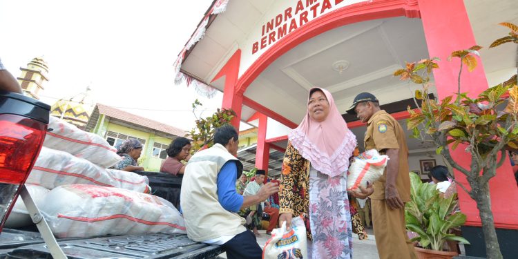 Pertamina RU VI Salurkan ZIS Pekerja kepada Kaum Dhuafa