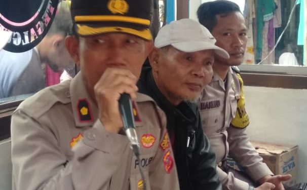 Pengunjung Pasar Tegal Gubug Membludak, Kapolsek Arjawinangun Beri Himbauan Keamanan