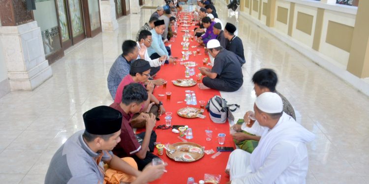 Selama Ramadan, Masjid Sabilul Muttaqien Komplek Pertamina RU VI Balongan Sediakan Iftar Gratis