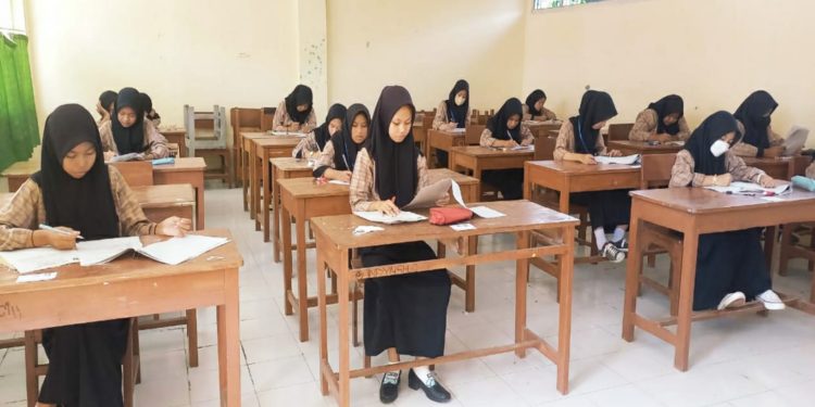 Ratusan Pelajar SMK Bina Warga Lemahabang Fokus Ikuti Ujian Sekolah