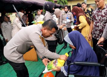 Warga Serbu Mako Polresta Cirebon Agar Dapat Sembako Murah