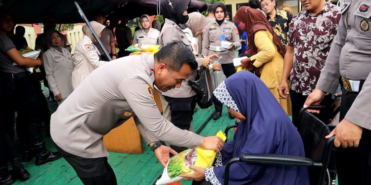 Warga Serbu Mako Polresta Cirebon Agar Dapat Sembako Murah