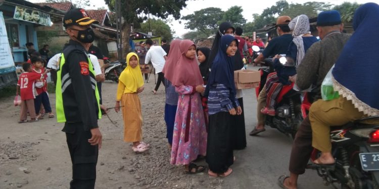 LDII, Kecamatan Kandanghaur Bagikan Takjil Kepada Masyarakat