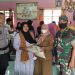 Warga Berjubel di Halaman Balai Desa Menanti Bantuan Pangan Beras Dari Pemerintah.