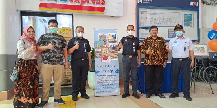 Pameran Lukisan Remaja Autistik Meriahkan Angkutan Lebaran di Stasiun Cirebon