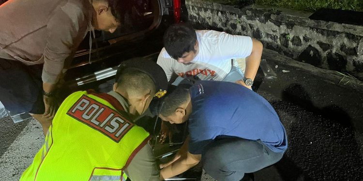 Aksi Heroik, Personel Polresta Cirebon Bantu Pemudik Yang Mengalami Pecah Ban di Tol Palikanci KM188
