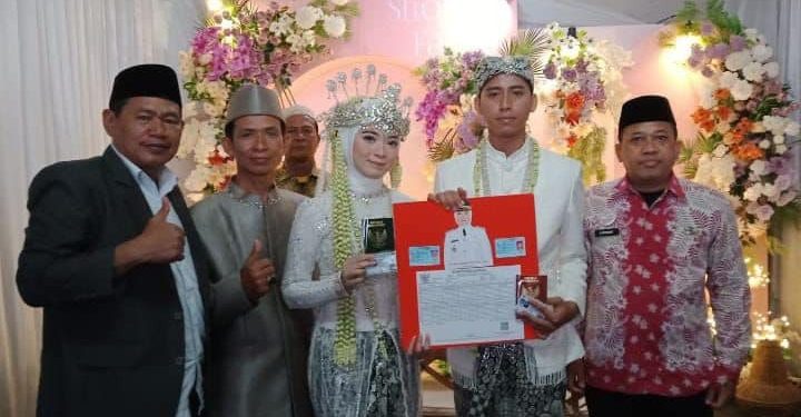 Pasangan Pengantin di Kecamatan Bongas Peroleh Program Dukcapil Berkah