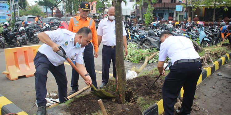 Peringati May Day 2023, Daop 3 Cirebon Lakukan Gerakan Penanaman Pohon