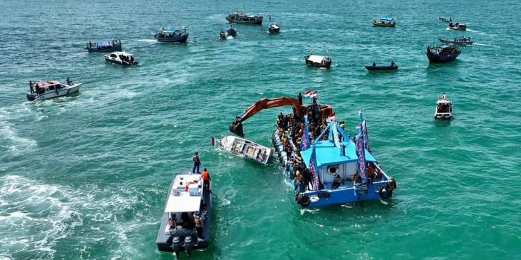 Bupati Indramayu Menghadiri Adat Nadran Nelayan Karangsong