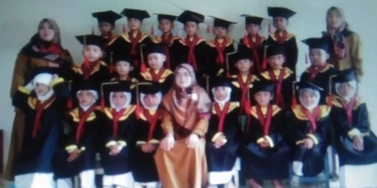 Sejumlah Siswa/i TK , Nurul Huda Diwisuda