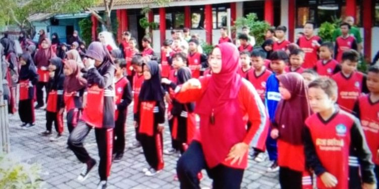 Kepala SDN 3 Gabuswetan Pimpin Gerakan Olah Raga