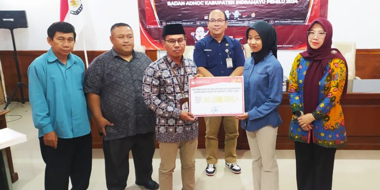KPU Indramayu Serahkan Santunan Kematian Badan Adhoc