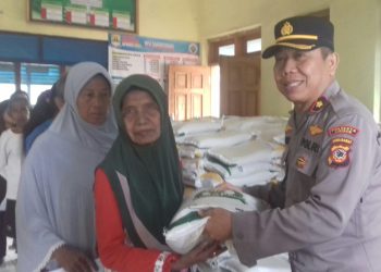 Kapolsek Klangenan Pantau Langsung Penyaluran Bansos Pangan Desa Danawinangun