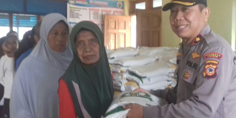 Kapolsek Klangenan Pantau Langsung Penyaluran Bansos Pangan Desa Danawinangun