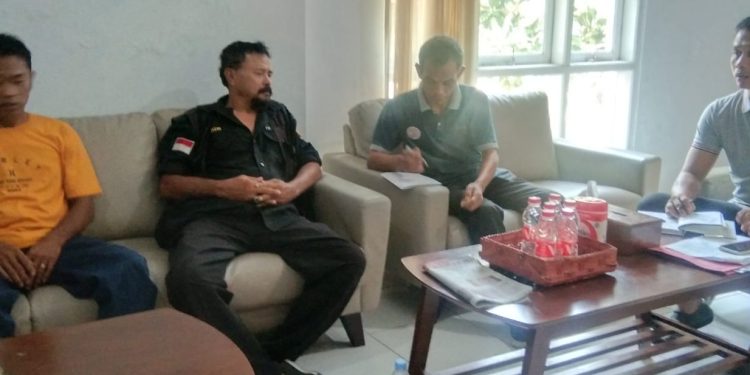 Sulit Mendapat BBM, Puluhan Petani Grudug Kantor Camat Kandanghaur