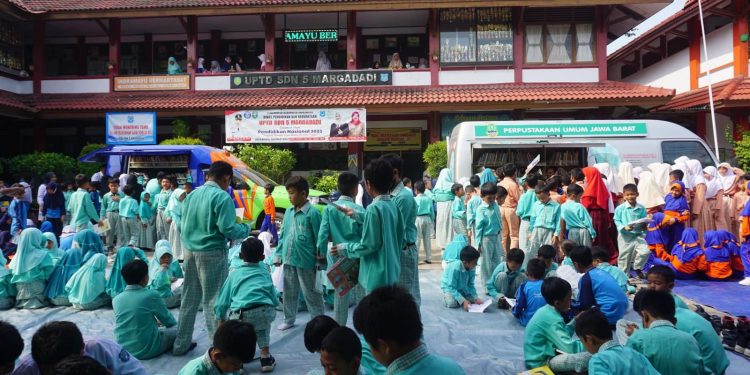 Tingkatkan Minat Baca, Dispusipda Jabar dan DPA Kabupaten Indramayu Lakukan Kunjungan Perpustakaan Keliling