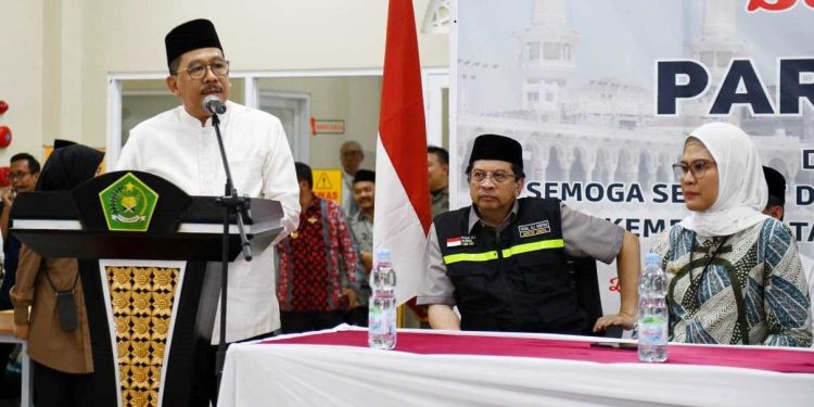 Perdana Memberangkatkan Calhaj Kloter Pertama, Wamenag: Ini Sejarah Bagi Embarkasi Haji Indramayu