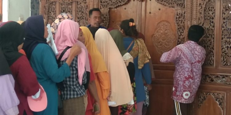 Warga Kurang Mampu Antri Ambil  BLT