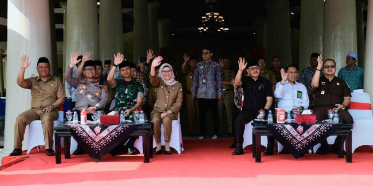 Bupati Nina Agustina Kembali Lepas Calon Jamaah Haji Kloter Kedua dari Kabupaten Indramayu