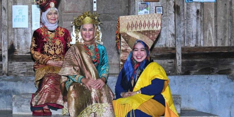 Berkunjung ke Kabupaten Sijunjung, Bupati Indramayu Kenakan Pakaian Adat Perkampungan Nagari Sijunjung