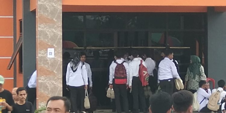 Ratusan  Lulusan SLTA Sederajat Mendaftar Ke Salah Satu Perusahan  Di Jakarta .