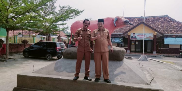Untuk Abadikan Sejarah Pemdes Luwung Kencana Pajang Patung Kerbau Dongkol
