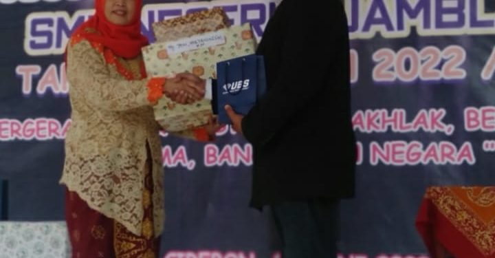 Siswa – Siswi Kelas X SMPN 1 Jamblang Memberikan Puluhan Kado Untuk Para Guru