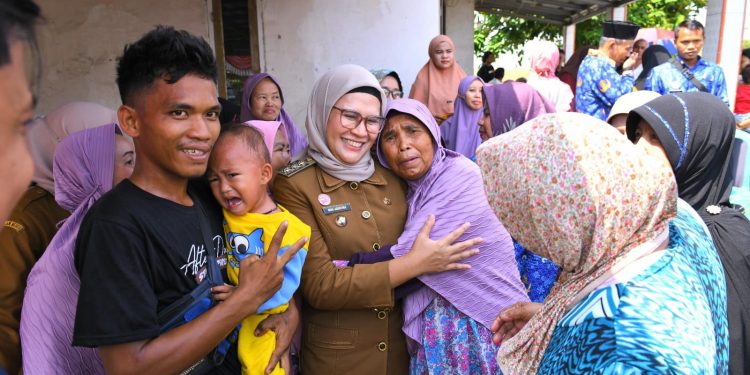 Ketemu Bupati Indramayu, Warga Kurang Mampu Keluhkan Rumahnya Rusak dan Minta Program Rutilahu