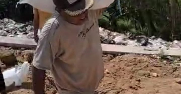 Salut, Jahuri Kuwu Desa Jungjang Wetan Rela Angkat Karung Isi Pasir Demi Petani