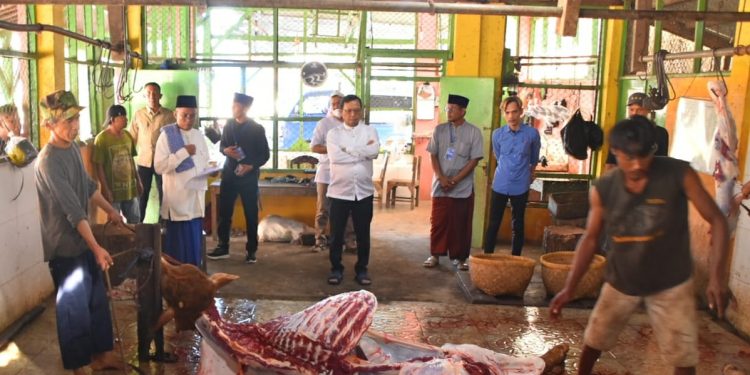 Herman Khaeron dan Ratnawati Potong Hewan Kurban di Rumah Aspirasi Jatibarang