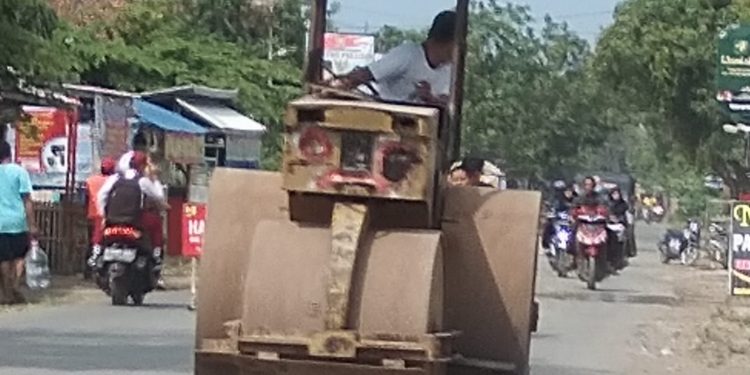 PU PR Kabupaten Indramayu Lakukan Kegiatan Peningkatan Jalan