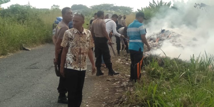 Ciptakan Lingkungan Bersih Pemdes Kebarepan Bersama Polsek Depok Giat Bersih – Bersih