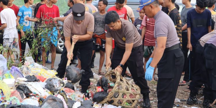 Peduli Lingkungan, Polresta Cirebon Kerahkan Ratusan Personil Untuk Bersihkan Sampah.