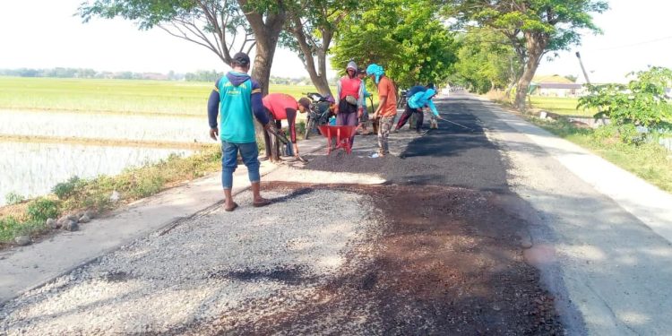 Dinas PUPR Melakukan Tambal Sulam Jalan Dari Tempel – Telagasari 