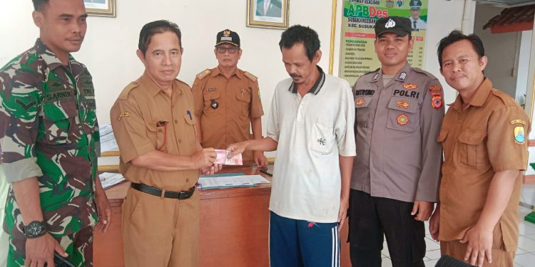 Hari ini, 29 Warga Desa Susukanlebak Terima Penyaluran BLT Dana Desa Tahap Tiga