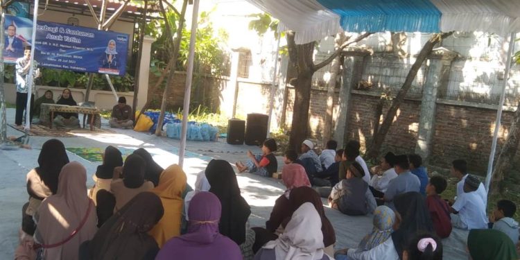 Berbagi di Muharram 1445 H, Hero dan Ratnawati Santuni Anak Yatim di Indramayu