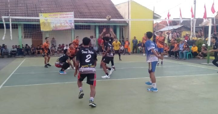 Anton Maulana Terimah Hadiah dan Teropi Juara Turnamen Bola Voly Permoni CUP Tahun 2023.