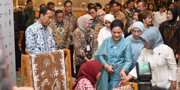 Kenakan Batik Indramayu, Presiden Jokowi Buka Gelar Batik Nusantara